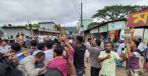 সিলেটে দুই উপদেষ্টার গাড়ি আটকে পাথর শ্রমিকদের বিক্ষোভ