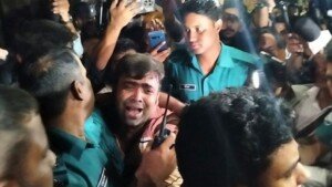 ৩২ নম্বরে উত্তেজনা, ৩ জনকে গণধোলাই, আটক
