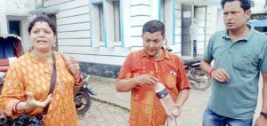 এক নারীকে স্ত্রী দাবি করে দুই পুরুষের টানাটানি, শেষে ৩ জনই কারাগারে