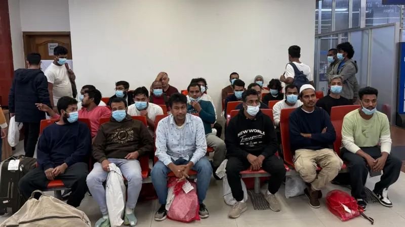 ট্রাম্পের অভিবাসন নীতি হাতকড়া ও শিকল পরিয়ে আরও ৩০ বাংলাদেশিকে ফেরত পাঠাল যুক্তরাষ্ট্র