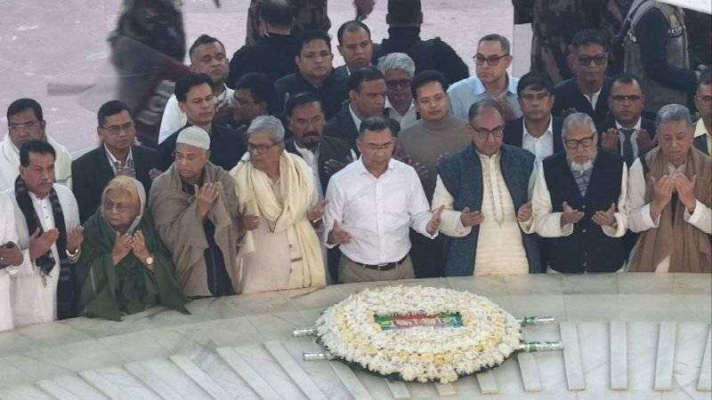 ১৯ বছর পর বাবার কবরের পাশে তারেক রহমান