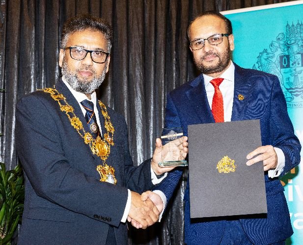 লন্ডনে সিভিক অ্যাওয়ার্ডে ভূষিত হলেন সাংবাদিক তাইসির মাহমুদ