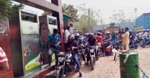 মধ্যপ্রাচ্যে যুদ্ধ : দেশজুড়ে তেল কেনার হিড়িক, ফিলিং স্টেশনগুলোতে ভিড়