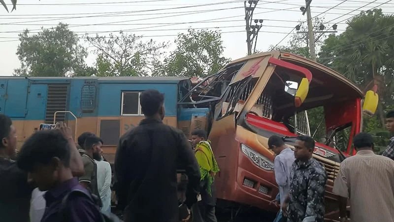 কুমিল্লায় রেলক্রসিংয়ে ট্রেনের ধাক্কায় ১২ বাসযাত্রী নিহত
