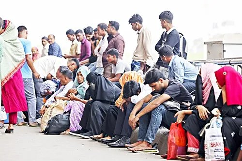 বিমানবন্দরে আটকা হাজারো যাত্রী, তীব্র দুর্ভোগ