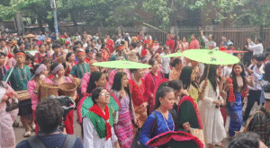 ঢাকাজুড়ে উৎসবের আমেজ, গরম উপেক্ষা করে মানুষের ঢল
