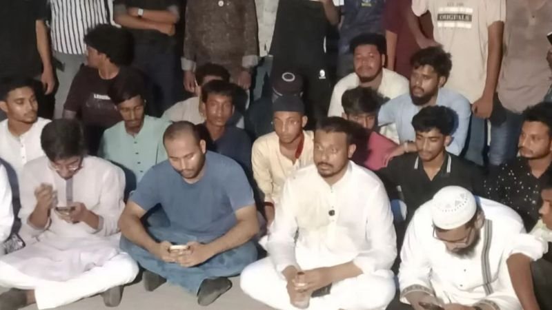 নাসীরুদ্দীন পাটওয়ারীর ওপর ডিম নিক্ষেপ, হামলা, আহত ৬