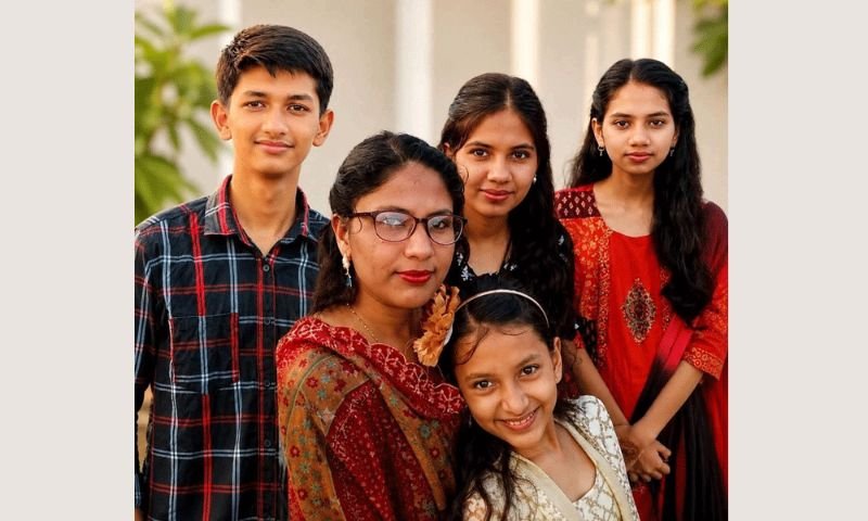 পাশাপাশি কবরে শায়িত মা ও তিন মেয়ে, দোয়া চাইলেন ছেলে