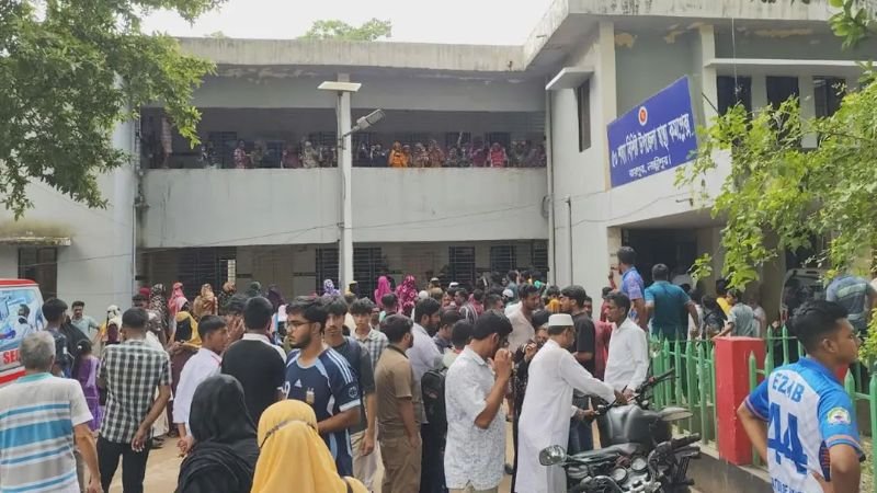 লক্ষ্মীপুরে ভাড়া বাসায় ঢুকে মা ও দুই মেয়েকে কুপিয়ে হত্যা