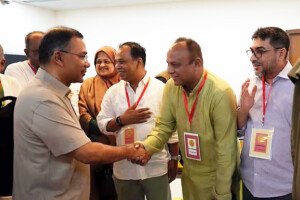 সিলেট বিমানবন্দরে সংসদ সদস্যদের প্রধানমন্ত্রী বললেন, ‘সংসদ নাই আজকে? এখানে কেন? সংসদে যান’