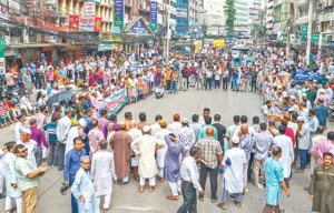 ইসলামী ব্যাংকে দিনভর উত্তেজনা, বিক্ষোভ ছত্রভঙ্গ করল পুলিশ
