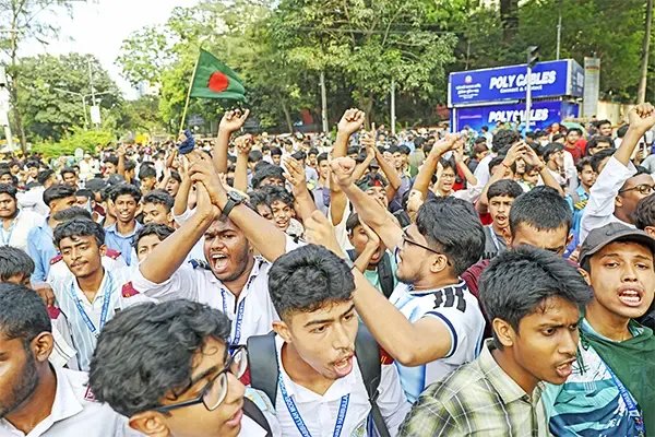 দ্বিতীয় দিনের আন্দোলনে শিক্ষার্থীদের দুই পক্ষ, পৃথক দাবি