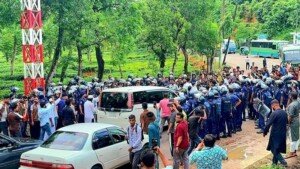 শ্রীমঙ্গলে পুলিশের ব্যারিকেড ভেঙে হবিগঞ্জে এনসিপি নেতারা