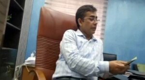 অফিসে বসেই মদ কেনার টাকা দিচ্ছে অতিরিক্ত জেলা প্রশাসক, ভিডিও ভাইরাল