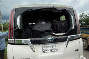 গোলাপগঞ্জে এনসিপির গাড়িবহরে হামলা, সারজিসের গাড়ি ভাঙচুর