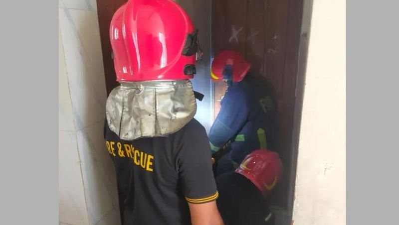 স্কুলের টয়লেটে অজ্ঞান শিক্ষার্থী, ৯৯৯-এ কলে উদ্ধার ফায়ার সার্ভিসের