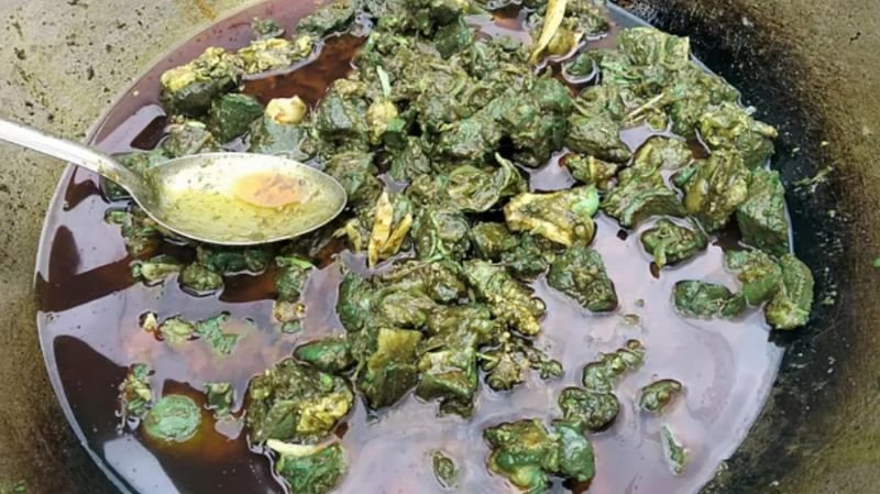 রান্নার সময় সবুজ হয়ে যাচ্ছিল গরুর মাংস, কড়াই নিয়ে গেলেন থানায়