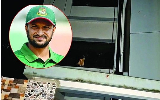 শেখ হাসিনার সংবাদ সম্মেলনের পর সাকিব আল হাসানের বাড়িতে আগুন, পেট্রলবোমা বিস্ফোরণ