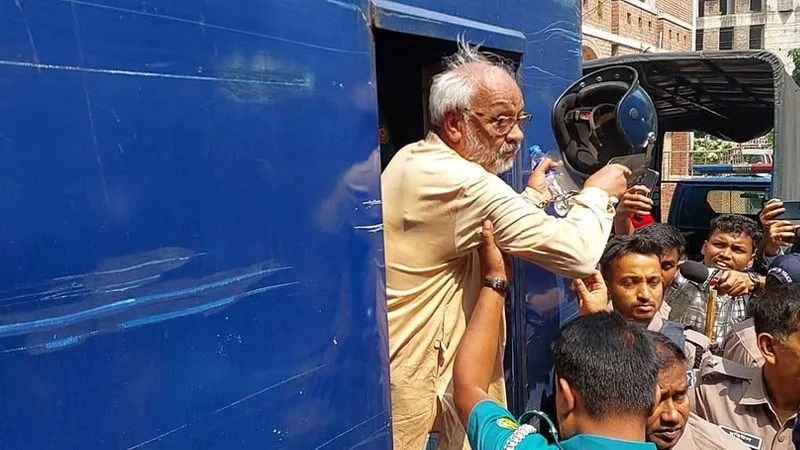 ক্ষুব্ধ আখতারুজ্জামান হেলমেট ছুঁড়ে ফেলে যা বললেন