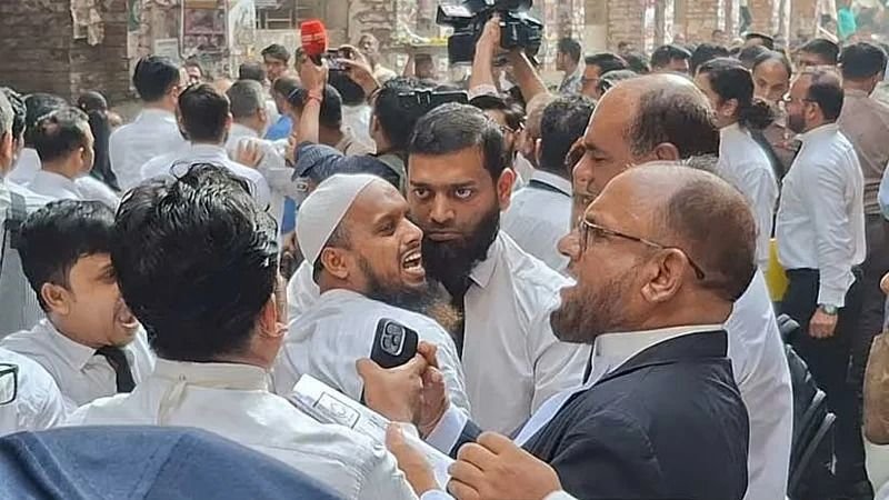 আখতারুজ্জামানের জামিন হয়নি, এজলাসে হট্টগোল-বাইরে হাতাহাতি